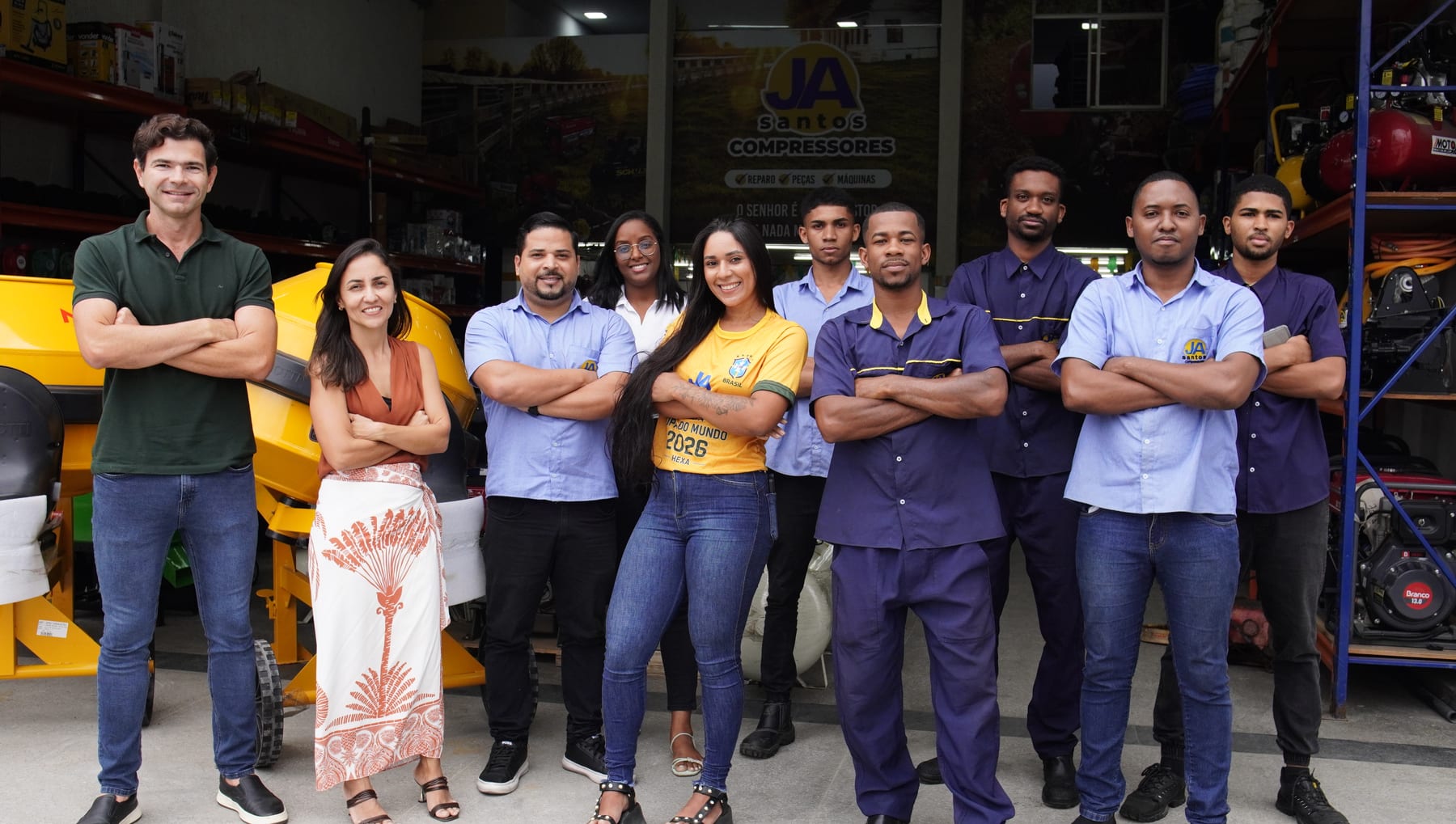Equipe da JA Santos Compressores na loja em Feira de Santana